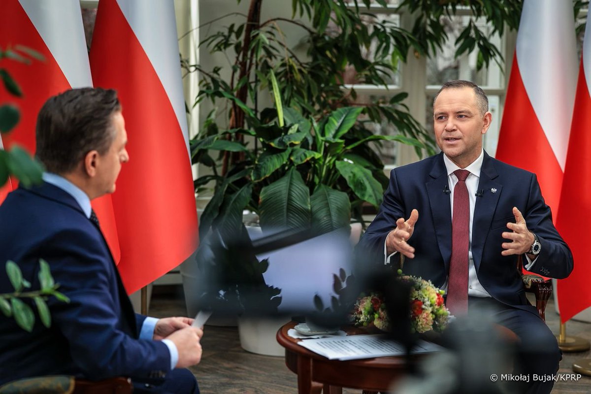 A_Swidzinski's tweet photo. Jeszcze nawiązując do głosów, że to nieprofesjonalne, że p. Prezydent Nawrocki tak otwarcie wypowiedział się na temat broni jądrowej.

Nie miejmy złudzeń, Polska nie jest nawet w pobliżu podjęcia decyzji o rozpoczęciu jakiegokolwiek programu, ani nawet dyskusji na ten temat.

Są ku temu ogromne przeszkody; technologiczne, prawne, decyzyjne, przede wszystkim polityczne - szczególnie w kontekście relacji sojuszniczych (dalej uważam, że aktywny program jest niemożliwy pozostając w formalnym sojuszu z USA, lub innym dawcą bezpieczeństwa).

ALE: nie o to tu chodzi.

Najważniejszą kwestią jest przełamanie tabu, przełamanie normy właściwego zachowania. Przekonania, że o wiarygodności udzielanych nam gwarancji nie wypada rozmawiać - a to przecież z obaw o ich siłę temat broni jądrowej w ogóle się pojawił. 

Podobnie, przełamania tabu otaczającego broń jądrową - zadanie pytania, dlaczego właściwie nie wolno o tym rozmawiać, dlaczego nikt, komu zależy na byciu uznawanym za poważnego analityka nie ma prawa o broni jądrowej mówić.

To jest najważniejszy uzysk, najważniejszy przełom wynikający z wypowiedzi Prezydenta Nawrockiego.

Logika właściwego zachowania jest niezwykle silnie zakorzeniona, szczególnie w tych kręgach polskich elit eksperckich, które swoją legitymację czerpią wyłącznie z legitymacji dopuszczenia ich, nawet w roli lokaja, na salony. I nawet, jeżeli to dopuszczenie ma formę poklepania po pleckach na Twitterze, albo zaproszenia, w roli tłumu, na jakieś forum bezpieczeństwa.

Warunkiem tego dopuszczenia jest spolegliwość, niekwestionowanie dogmatów. To jest to potężne narzędzie wymuszające posłuszeństwo, i postępowanie niekorzystne z punktu widzenia własnych interesów w imię utrzymania dobrej atmosfery. 

Przykład tego dał wczoraj Pan Dębski, który wpadł w taki rezonans emocjonalny, tak się bał wstydu przed kolegami, że zaczął po prostu kłamać, próbując wygładzić wypowiedź prezydenta Nawrockiego. 

Ktoś naruszył tabu, więc on, gminny szaman, musiał odprawić rytualny taniec przed tymi, którzy dają (a więc i mogą odebrać) poczucie własnej wartości.

Można znęcać się nad niedawnymi wypowiedziami pana Dębskiego - chociażby nad tą, że "żadnej niekontrolowanej proliferacji nie będzie" - co jest tezą śmiałą, i idącą wbrew nie tylko fali obserwacji ekspertów zachodnich, ale też zdrowemu rozsądkowi. 

Ale pan Dębski jest po prostu typowym urzędnikiem państwa polskiego. Wchodząc interakcje z Pocztą Polską nie można spodziewać się jakości świadczenia usług na przykład InPostu. Będzie przaśnie, drogo, wolno, będzie jak w połowie lat 90 - i tego samego należy spodziewać się po interakcji z Panem Dębskim.

Jeżeli zaś ktoś chciałby poczytać więcej o kajdanach krępujących wspaniały umysł Pana Dębskiego, właśnie w kontekście broni jądrowej - zachęcam do lektury tego artykułu.
https://t.co/4dRGNMyc1n