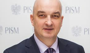 A_Swidzinski's tweet photo. Jeszcze nawiązując do głosów, że to nieprofesjonalne, że p. Prezydent Nawrocki tak otwarcie wypowiedział się na temat broni jądrowej.

Nie miejmy złudzeń, Polska nie jest nawet w pobliżu podjęcia decyzji o rozpoczęciu jakiegokolwiek programu, ani nawet dyskusji na ten temat.

Są ku temu ogromne przeszkody; technologiczne, prawne, decyzyjne, przede wszystkim polityczne - szczególnie w kontekście relacji sojuszniczych (dalej uważam, że aktywny program jest niemożliwy pozostając w formalnym sojuszu z USA, lub innym dawcą bezpieczeństwa).

ALE: nie o to tu chodzi.

Najważniejszą kwestią jest przełamanie tabu, przełamanie normy właściwego zachowania. Przekonania, że o wiarygodności udzielanych nam gwarancji nie wypada rozmawiać - a to przecież z obaw o ich siłę temat broni jądrowej w ogóle się pojawił. 

Podobnie, przełamania tabu otaczającego broń jądrową - zadanie pytania, dlaczego właściwie nie wolno o tym rozmawiać, dlaczego nikt, komu zależy na byciu uznawanym za poważnego analityka nie ma prawa o broni jądrowej mówić.

To jest najważniejszy uzysk, najważniejszy przełom wynikający z wypowiedzi Prezydenta Nawrockiego.

Logika właściwego zachowania jest niezwykle silnie zakorzeniona, szczególnie w tych kręgach polskich elit eksperckich, które swoją legitymację czerpią wyłącznie z legitymacji dopuszczenia ich, nawet w roli lokaja, na salony. I nawet, jeżeli to dopuszczenie ma formę poklepania po pleckach na Twitterze, albo zaproszenia, w roli tłumu, na jakieś forum bezpieczeństwa.

Warunkiem tego dopuszczenia jest spolegliwość, niekwestionowanie dogmatów. To jest to potężne narzędzie wymuszające posłuszeństwo, i postępowanie niekorzystne z punktu widzenia własnych interesów w imię utrzymania dobrej atmosfery. 

Przykład tego dał wczoraj Pan Dębski, który wpadł w taki rezonans emocjonalny, tak się bał wstydu przed kolegami, że zaczął po prostu kłamać, próbując wygładzić wypowiedź prezydenta Nawrockiego. 

Ktoś naruszył tabu, więc on, gminny szaman, musiał odprawić rytualny taniec przed tymi, którzy dają (a więc i mogą odebrać) poczucie własnej wartości.

Można znęcać się nad niedawnymi wypowiedziami pana Dębskiego - chociażby nad tą, że "żadnej niekontrolowanej proliferacji nie będzie" - co jest tezą śmiałą, i idącą wbrew nie tylko fali obserwacji ekspertów zachodnich, ale też zdrowemu rozsądkowi. 

Ale pan Dębski jest po prostu typowym urzędnikiem państwa polskiego. Wchodząc interakcje z Pocztą Polską nie można spodziewać się jakości świadczenia usług na przykład InPostu. Będzie przaśnie, drogo, wolno, będzie jak w połowie lat 90 - i tego samego należy spodziewać się po interakcji z Panem Dębskim.

Jeżeli zaś ktoś chciałby poczytać więcej o kajdanach krępujących wspaniały umysł Pana Dębskiego, właśnie w kontekście broni jądrowej - zachęcam do lektury tego artykułu.
https://t.co/4dRGNMyc1n