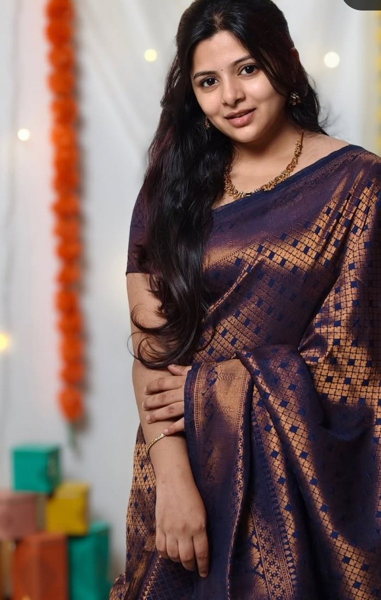 duskyboy_31's tweet photo. Aduthavn pondati-1
Fan fav(kanji Rani krithika)
Gomma epdi pathalum mood yethurale munda🥵
Ivala lam nejama epdi vena vechukalam Best wife material pondati material ana red light la vita ore masathula panakaran agidalam Ithuku mela enna venum Ipo thulkachi vibes vera thara munda https://t.co/GLTl2iKysJ