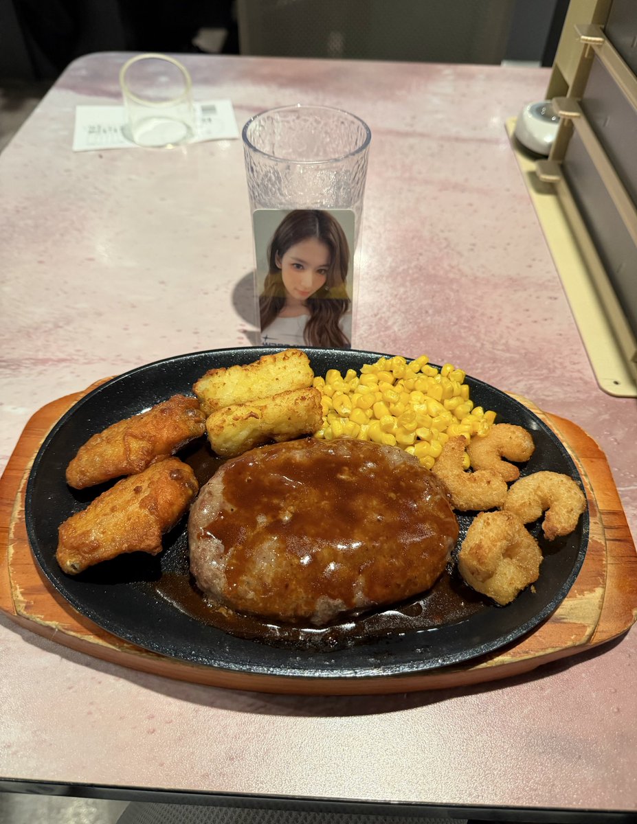 pydhtw's tweet photo. Unpopular opinion: makan di Saizeriya ternyata jauh lebih murah dibanding beli makanan di konbini. Kemarin hampir seminggu di Jepang, tiap hari aku makan Saizeriya. Walaupun harus antri, tapi honestly worth it banget harga murah, porsi besar, dan kalau dihitung2 tetap lebih hemat daripada konbini😁 antrinya juga menurut ku gak lama cuma maks 15 menit. Makanan juga dateng nya cepet satset banget aah pokoknya I love saizeriya🫶🏻
