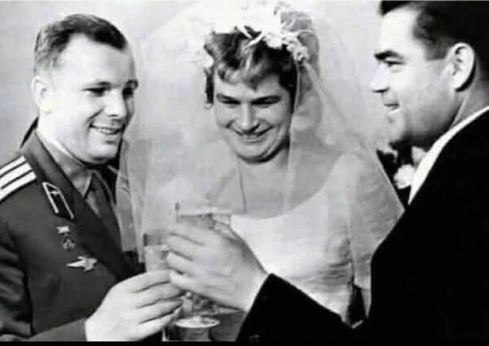 xxeegghhffrr's tweet image. Терешкова выходит замуж.
(На всякий случай - Терешкова в центре)