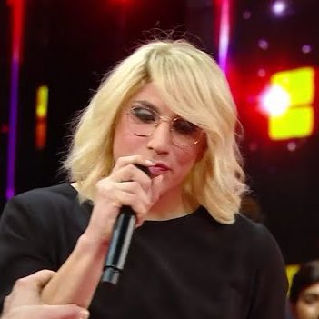 Vincenzo De Lucia sarà tra gli ospiti di #Sanremo2026. Tra le sue imitazioni più celebri ci sono quelle di Barbara d’Urso, Maria De Filippi, Silvia Toffanin e Milly Carlucci.

Fonte: Dagospia