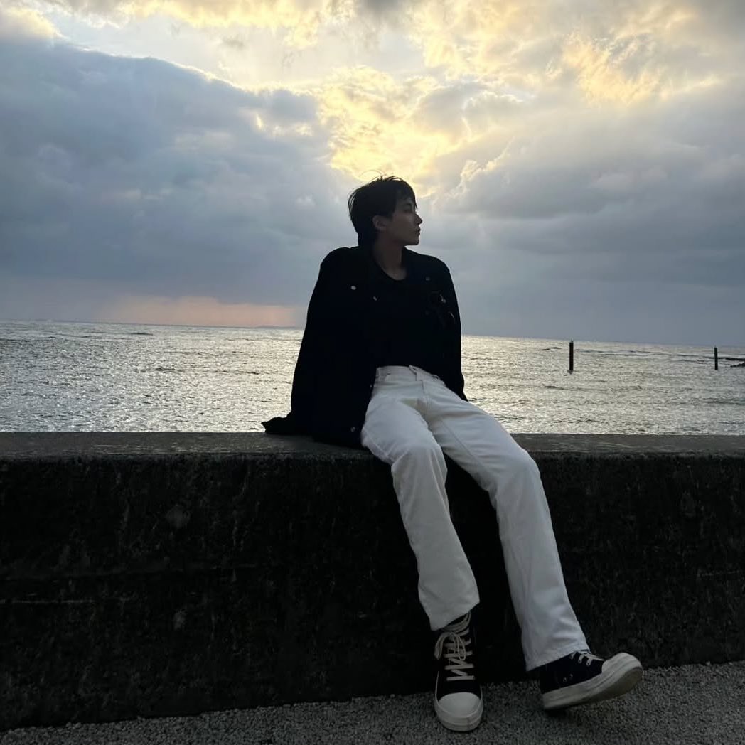 philconcerts's tweet photo. Presents from JEONGHAN 🎁 SEVENTEEN’s Jeonghan shared new photos on his IG, his first grid post after a year and a half.

Jeonghan is set to complete his military service on June 25 this year. https://t.co/CMqJr4LM7i