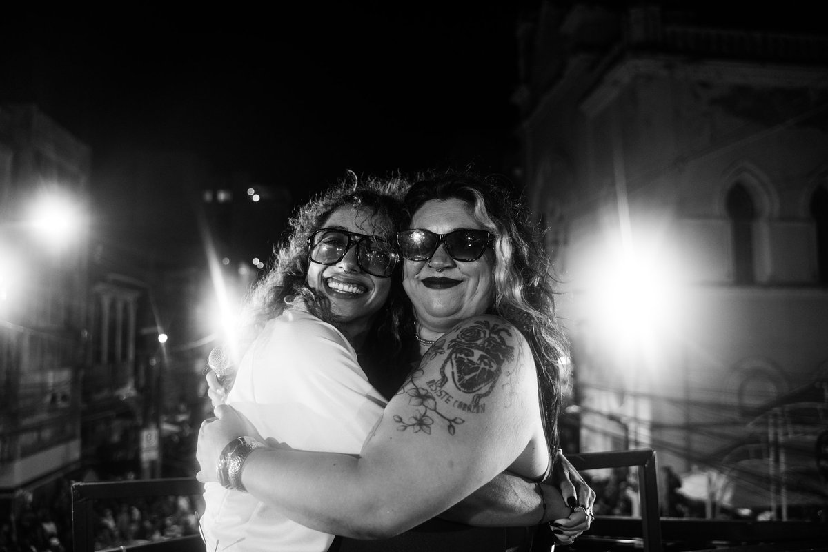 claudiamanzoyo's tweet photo. Mais que irmãs hermanas! @alicecarvalho 🫀✨ navegar com tu é 🤩
📸 Pedro Soares @PedroSoaresfs
#naviopirata #baianasystem #maquinadelouco #carnaval2026 https://t.co/kHLLIQT5iC