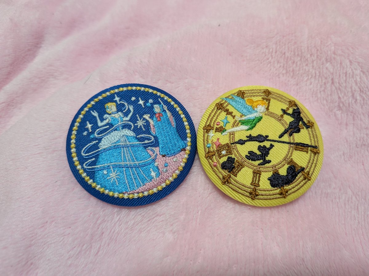choco_dd's tweet photo. 今更感はあるけどw

やっと見つけた！！！
２つしかなかったけど満足！！
刺繍缶バッジはシンデレラとピーターパンでした✨✨ https://t.co/ljeTUsTZ5Q