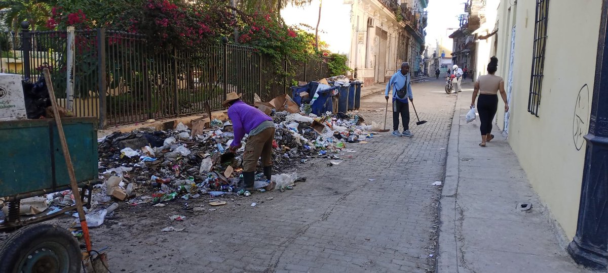Felicitamos a los trabajadores de los servicios comunales en su Día ayer, hombres y mujeres aseguran la limpieza de la Habana Vieja a pesar de las complejidades económicas incrementadas.#LaHabanaViejaVence. #DePieYCombatiendo. #CubaEstáFirme.