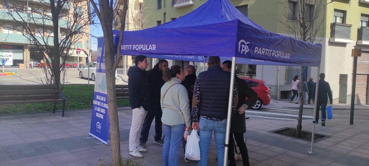 Aquest matí hem estat al Passeig de Sant Joan escoltant els nostres veïns i veïnes. 

Hem pogut explicar la nostra negativa a la Zona de Baixes Emissions de Manlleu. 

Eliminarem la ZBE de Manlleu.
Defensem Manlleu.