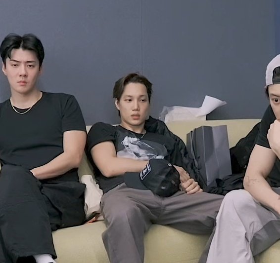 general kai monitoring his members down to the mf fingers and his side eyes 😭