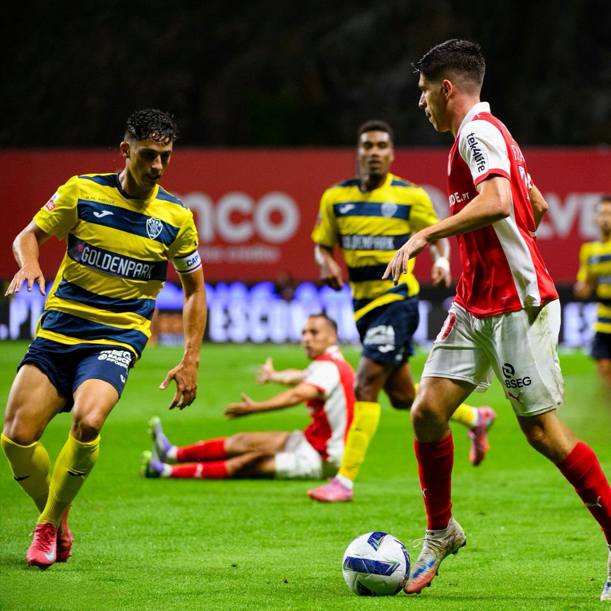No primeiro jogo em Barcelos desde a sua despedida com a camisola do Gil Vicente, Fran Navarro foi aplaudido pela massa adepta Gilista depois do término do jogo e bastante acarinhado por jogadores e staff.

Barcelos a receber bem quem tão bem honrou e representou o clube. 👏