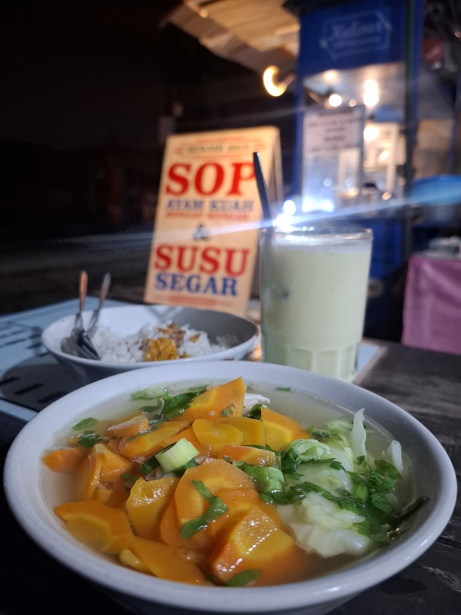 ditodewa's tweet photo. Ternyata akulah bapak-bapak yang minum STMJ + makan sop ayam sendirian malam-malam itu :( https://t.co/vW9xlO9pjm