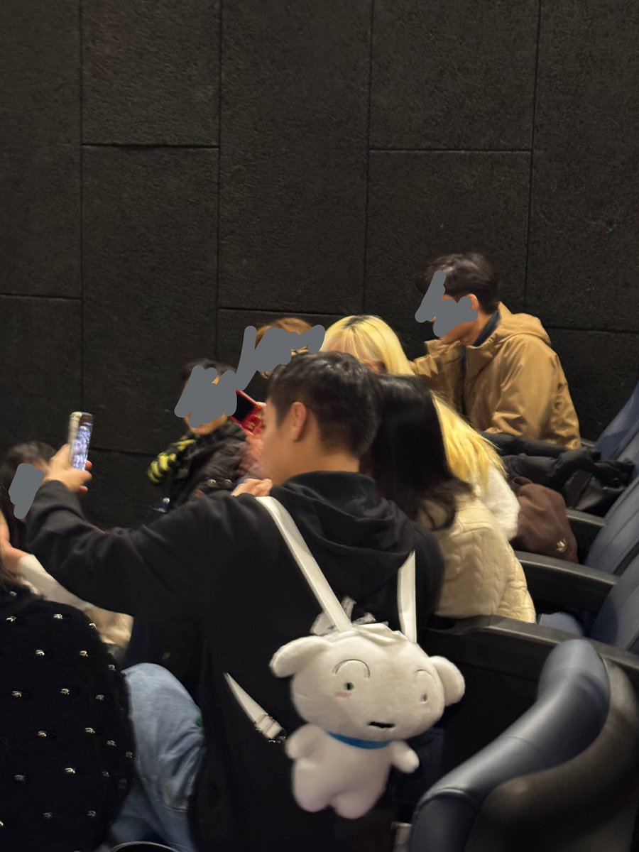 260216 왕과사는남자 무대인사 #박지훈 

흰둥이 가방 맨 박지훈이 너무 귀여움🐶
영화도 재미있고 지훈이가 연기를 너무 잘해🥹
유해진 님이랑 케미도 너무 좋아🙊