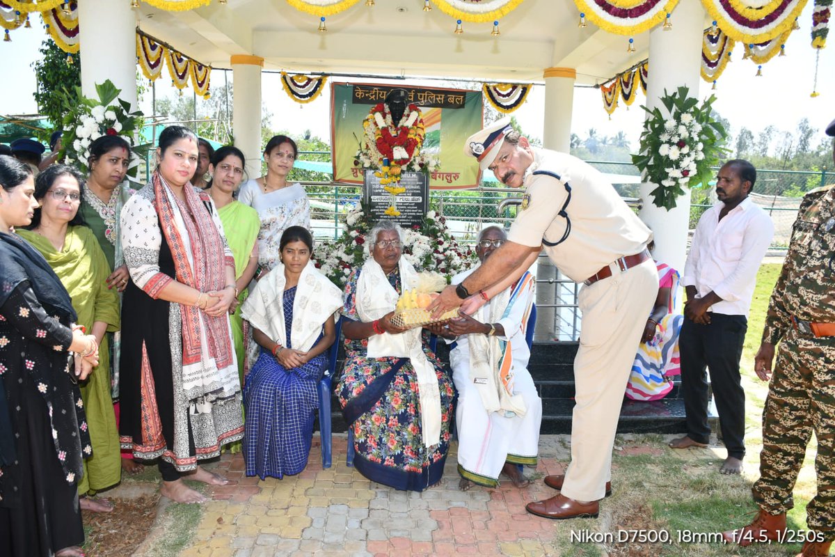 RCWABLR's tweet photo. Sh. Padmakumar A, DIG GC BLR and Smt. Jayashree P, Head of RCWA visited Hometown of Martyr CT/GD Guru H who laid down his life in Pulwama Attack on 14/02/2019 and paying homage to his memorial statue and also felicitated his wife and parents. https://t.co/yjgG3WgXeN