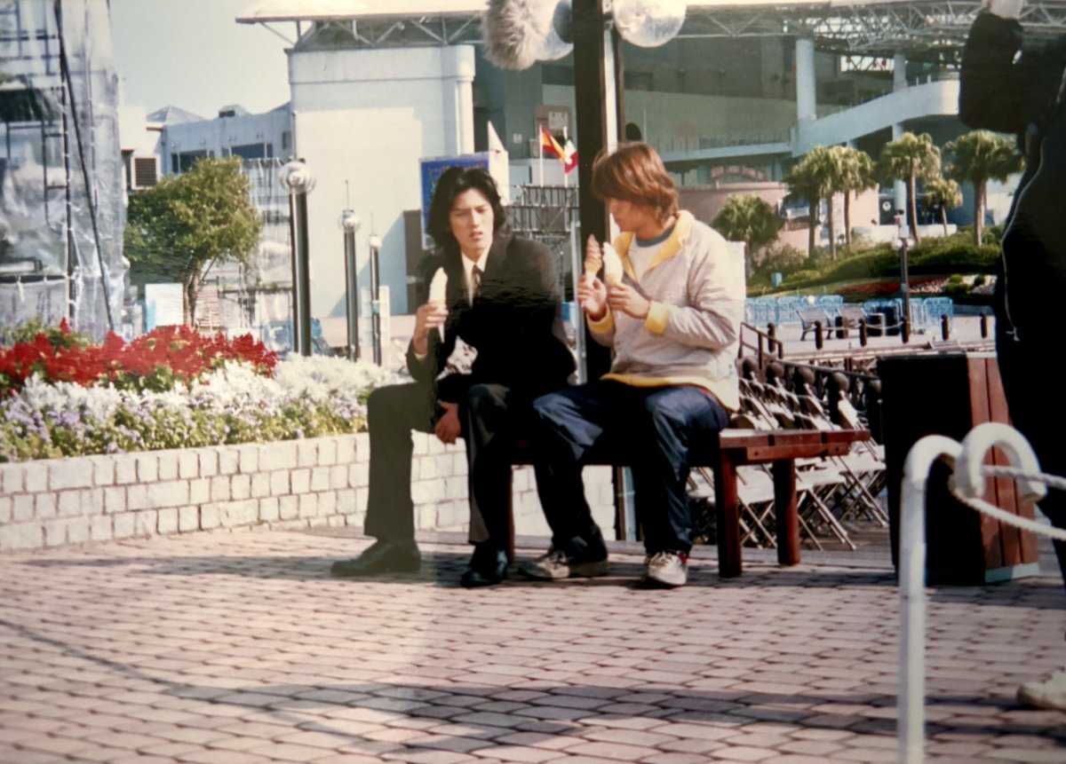 kanamescafe's tweet photo. 【アギト回顧録〜25周年記念〜】
さて、なぜ津上さんはソフトクリームを２つ持っているのでしょう…？？

#アギト https://t.co/Q3f6o4GOex