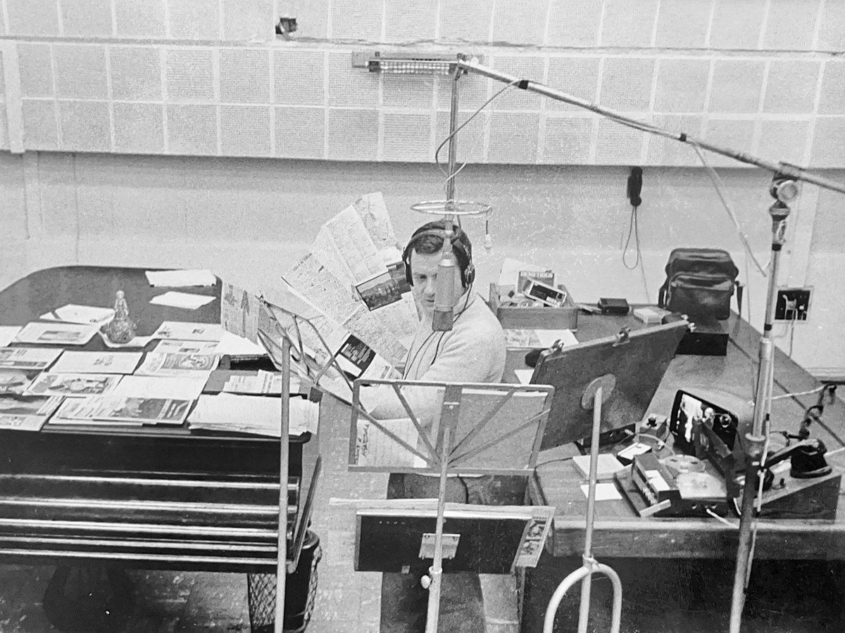 1977. "El programa es usted", Radio Belgrano. Micrófono con caña, <a href="/lagosradio/">Julio Lagos</a> de pie, atriles, dos grabadores Uher en línea, cronógrafo. Y Frank Boga de operador.
<a href="/notidial/">NOTIDIAL</a> @radioenpapel <a href="/atrapamepasado/">Atrápame pasado 📺📻</a> @jonatanandreani <a href="/NAagencia/">Noticias Argentinas</a> <a href="/pablomontagna/">Pablo Montagna</a> #radioendirecto #65añosdetrabajo