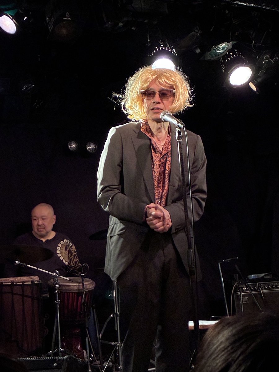 カラコルムの山々、マチダ地蔵尊の対バン。カラコルムは小説のような音楽を奏で、町田康は小説家が音楽やってる。物語性に満ちた時間。それにしても町田先生、藤原定家でMC10分とか、最後は盆踊りとか、やりたい放題、とても自由でよかった。