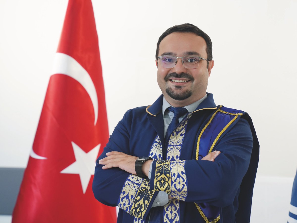 sakaryauni's tweet photo. Sakarya Üniversitesi Tıp Fakültesi Öğretim Üyesine Uluslararası Ödül

Sakarya Üniversitesi Tıp Fakültesi Radyoloji Ana Bilim Dalı öğretim üyesi Doç. Dr. Onur Taydaş, radyoloji alanının saygın bilimsel yayınlarından European Journal of Radiology (EJR) tarafından verilen “Reviewer of the Year 2025 – Platinum Reviewing Excellence Award with Special Distinction” ödülüne layık görüldü.

Detaylar;
🔗 https://t.co/oUU9NfZFmU