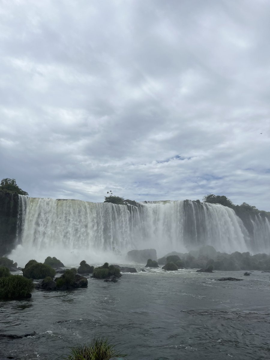 tenho muita foto e vídeo desse final de semana, mas juro…as cataratas é algo surreal de bonito pqp como pode??????