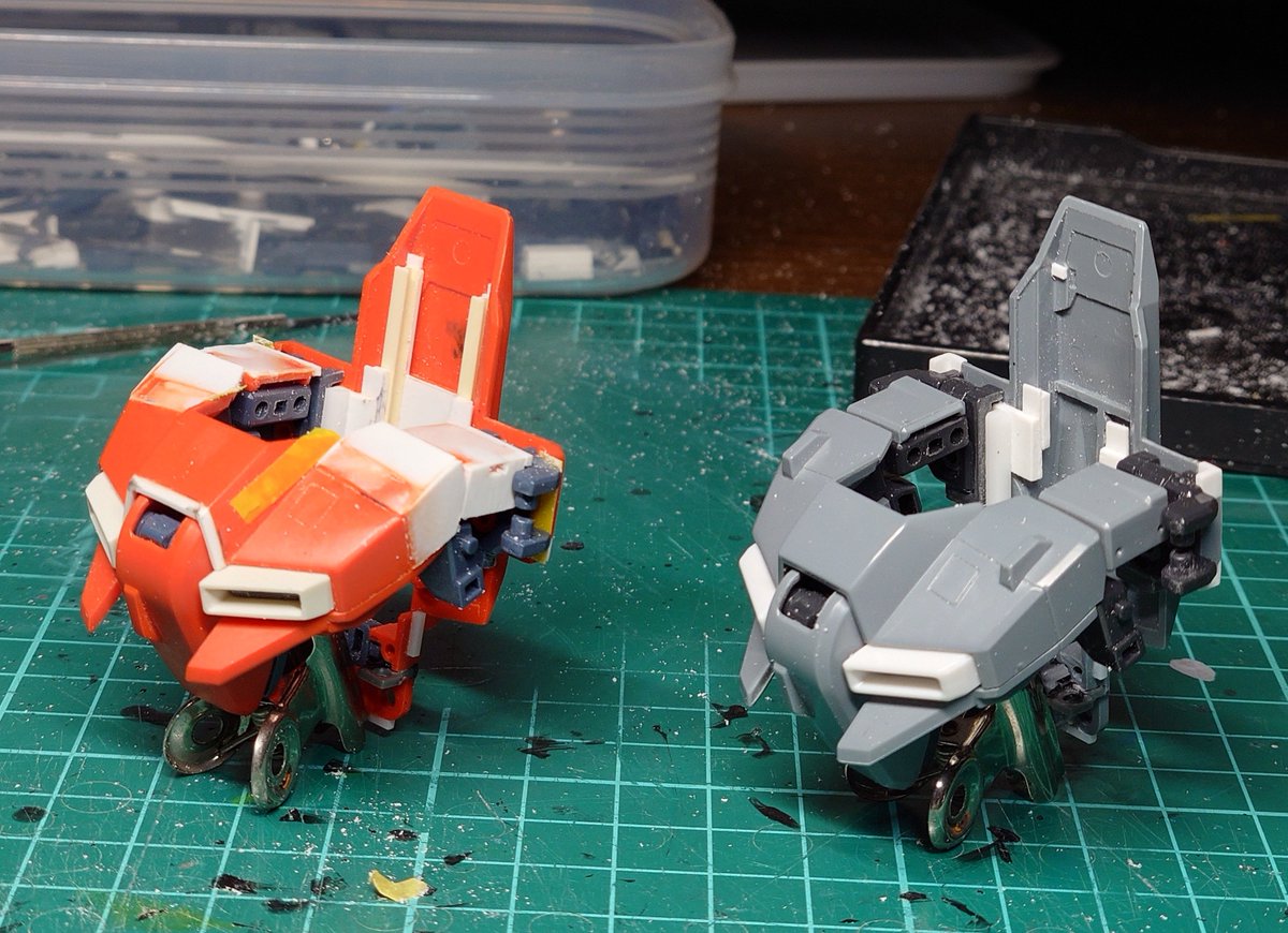 MG Z Plus
胸の改修中！
WRで左右のエッジのラインが繋がって流れるのが本来のデザイン！
プラバン貼って削ってベースのラインができました！