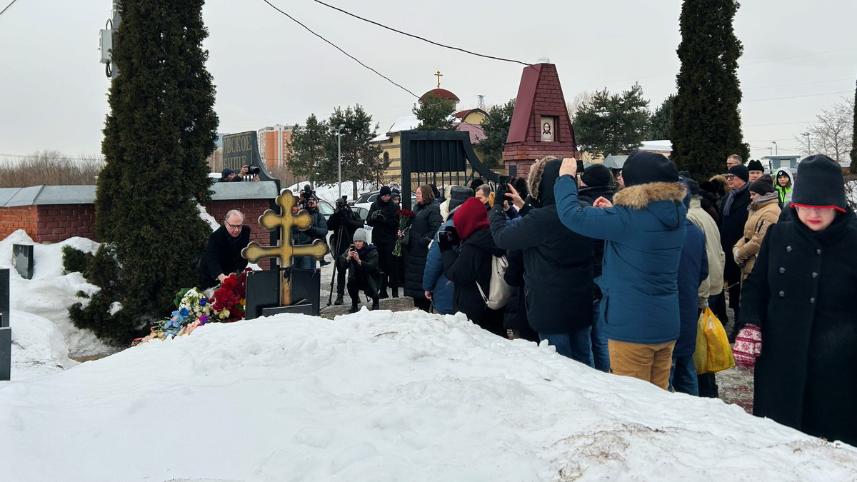 EmbFinMoscow's tweet photo. Память оппозиционного политика Алексея Навального почтили в Москве во вторую годовщину его смерти, 16 февраля 2026 года. Временный поверенный в делах Оути Койккалайнен, вместе с представителями ряда других посольств стран ЕС возложила цветы на могилу Навального. https://t.co/jrxBTnozkn
