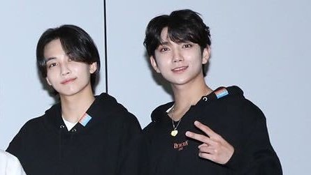 홍윤 이때도 “이틀” 두고 데이지로 티냈잖아;; #홍윤 #홍윤트 
윤이 공항에 데이지목걸이 하고 온 날 221106
홍이 데이지목걸이 차고 찍은 사진이 공트에 올라온 날 221108 

그리고 이날들은 둘이 유독 붙어다녔죠 과연 우연일까요