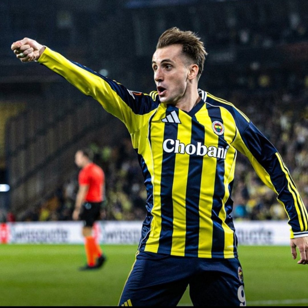 Yapı yapının canını en çok sıkan, işini en çok zorlaştıran, yapının takımlarını seçmeyen futbolcuları hep uygun zamanı bekleyerek linç eder.

Örnek Szymański, örnek Fred, örnek Tadić, örnek Dzeko.

Hep en üsttekine vuruyorlar.
Şimdi sene başından beri Ederson ile alttan alttan