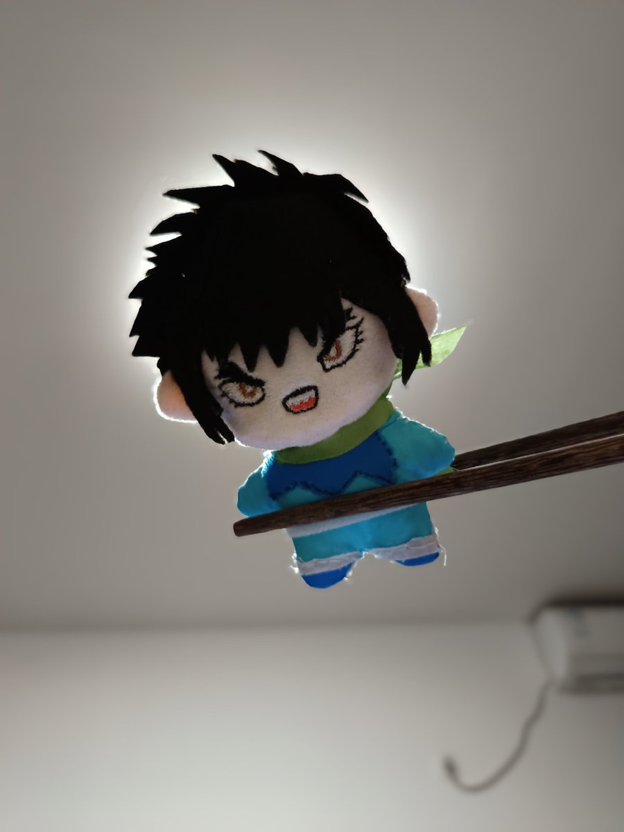 縫的小只的竜馬努努。太小只了搓不出很多細節，還是打印布衣服好啊。正常拍反光強烈，只能夾起來拍了，拍完下鍋。