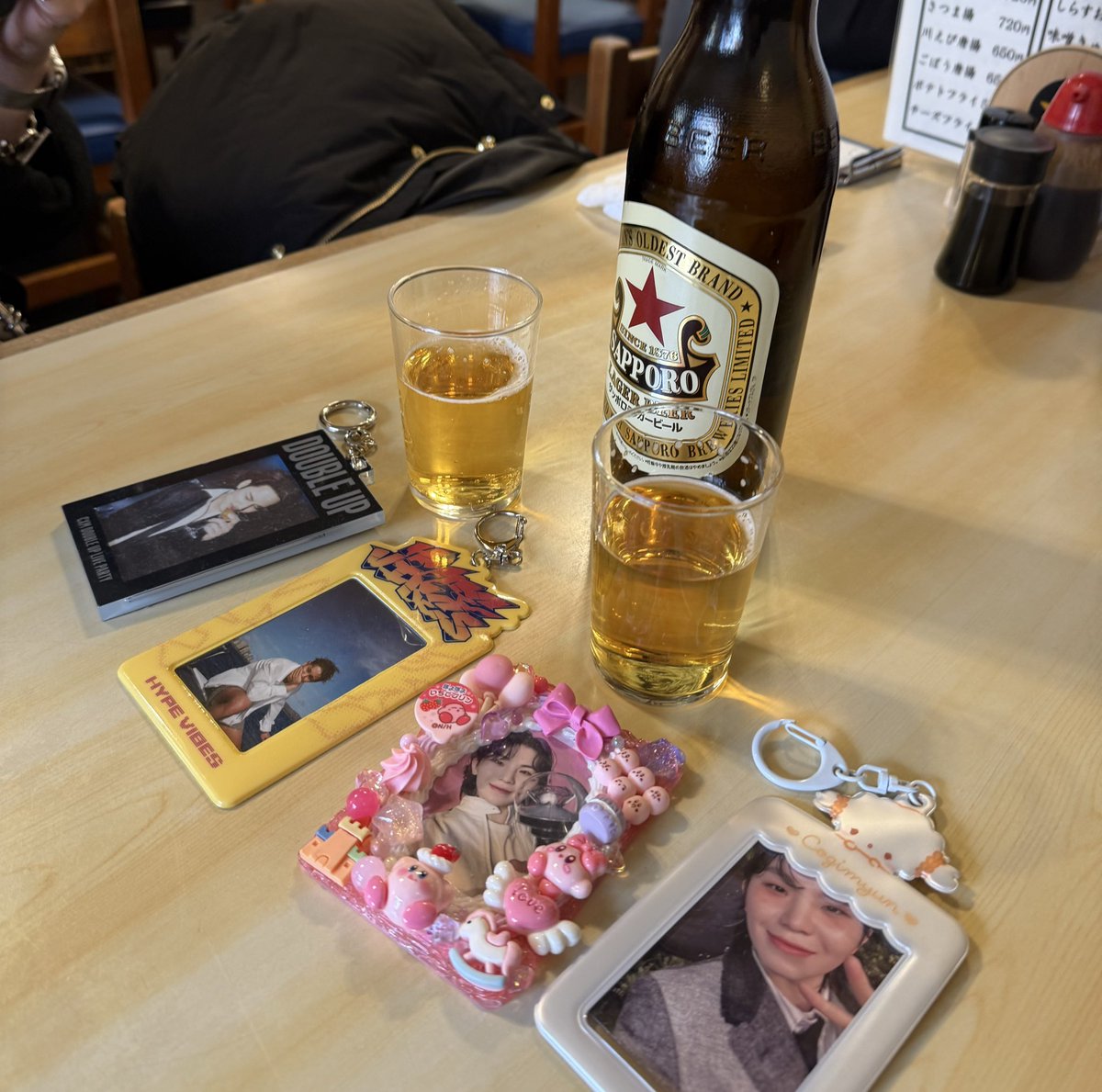 nemuko__20_'s tweet photo. お酒飲んで音楽聴いて揺れるのが本当に好きなので今回オタクと上野で飲んでかららいあらいあに行ったのとっても楽しかったしまさかの8年振りに古のウジペンのらてちゃんと約束もせずにドリンクの注文口でばったり出会ったの本当に嬉しかった カラット同士で乾杯したのも全部最高でした‼️#liarliarr24 https://t.co/rqIPOFhdLJ