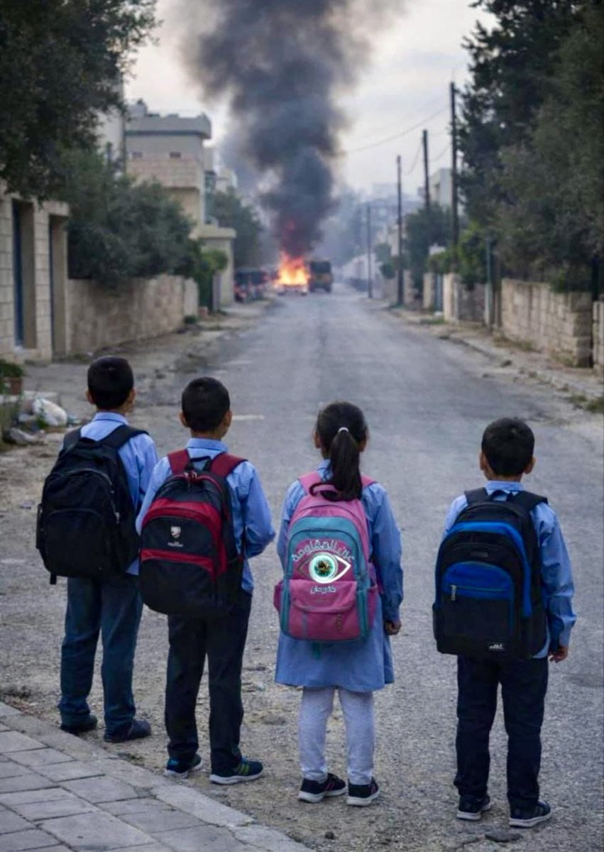 العدو الاسرائيلي قتل السائق واحرق الفان.