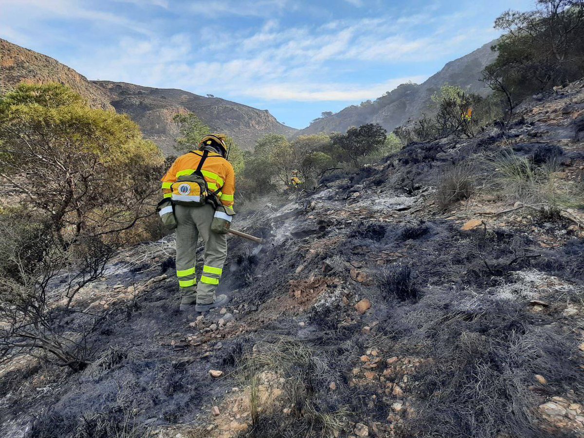 14:15 h. Mando de la extinción declara EXTINGUIDO el incendio forestal declarado el sábado por la noche en Cabo Tiñoso, #Cartagena.

Cronología completa de la evolución del incendio
ℹ️noticias.112rmurcia.es/?p=15063

(Imagen de ayer domingo, facilitada por la Unidad de Defensa contra los