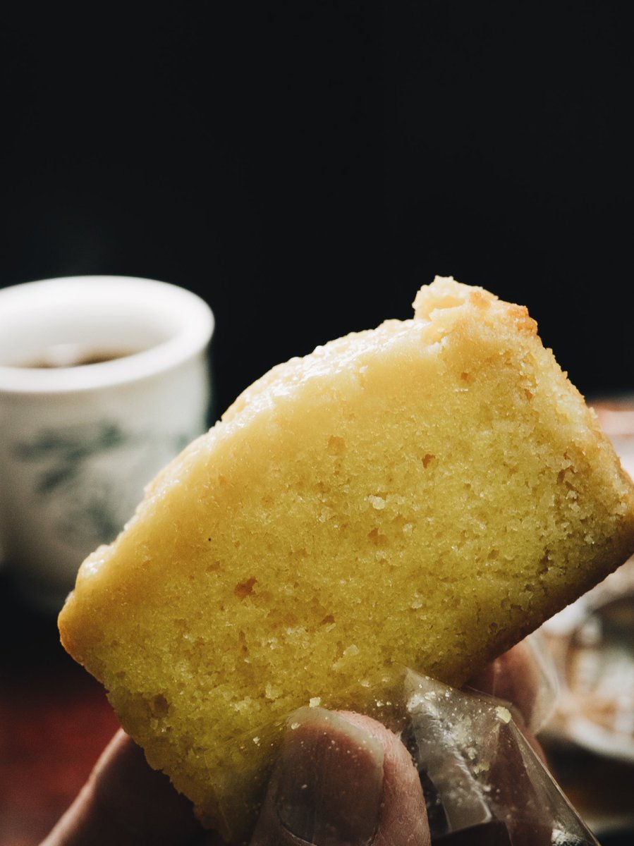 kuki_pon's tweet photo. わっか堂のブランデーケーキを食べました。アルコール度数は1%未満らしいけど、食べた瞬間、口に芳醇なブランデーの香りが充満してきます。オトナの味だな。店主は抹茶がイチオシのようだったけど、個人的にはチョコレートです。
#GR3x #VSCOpro
#わっか堂 #ブランデーケーキ https://t.co/ElmaBnWh0g