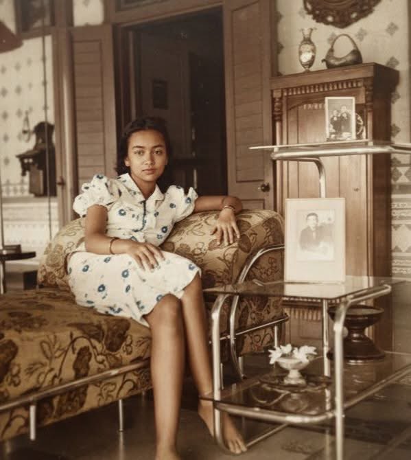 Gusti Raden Ayu Siti Noeroel Kusumawardhani (1921– 2015) puteri Solo.
Putri semata wayang Mangkunegara VII yang terkenal karena kecantikan dan kecerdasanya. 

Meski tumbuh di lingkungan Istana Mangkunegaraan tapi ia punya perinsip tegas menolak Poligami.

Ia menolak sejumlah