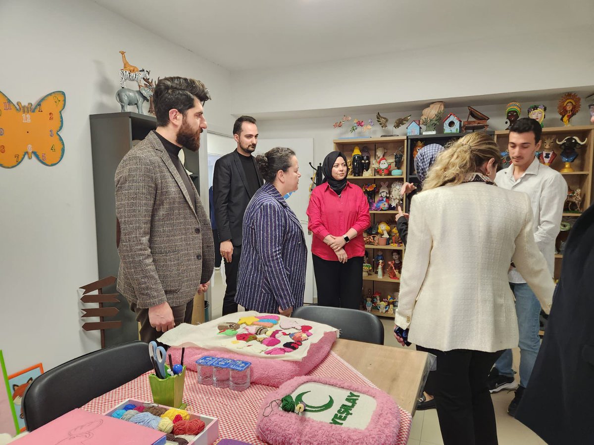 Şube Başkanımız Fatih Gün ve yönetim kurulu üyelerimize hayırlı olsun ziyaretinde bulunan Denizli AK Parti Milletvekili Sayın Nilgün ÖK, İl Başkan Yardımcısı Sayın Muhammet İlker EMER ve Merkezefendi İlçe Başkanı Sayın Duygu CANBAZ’a +++