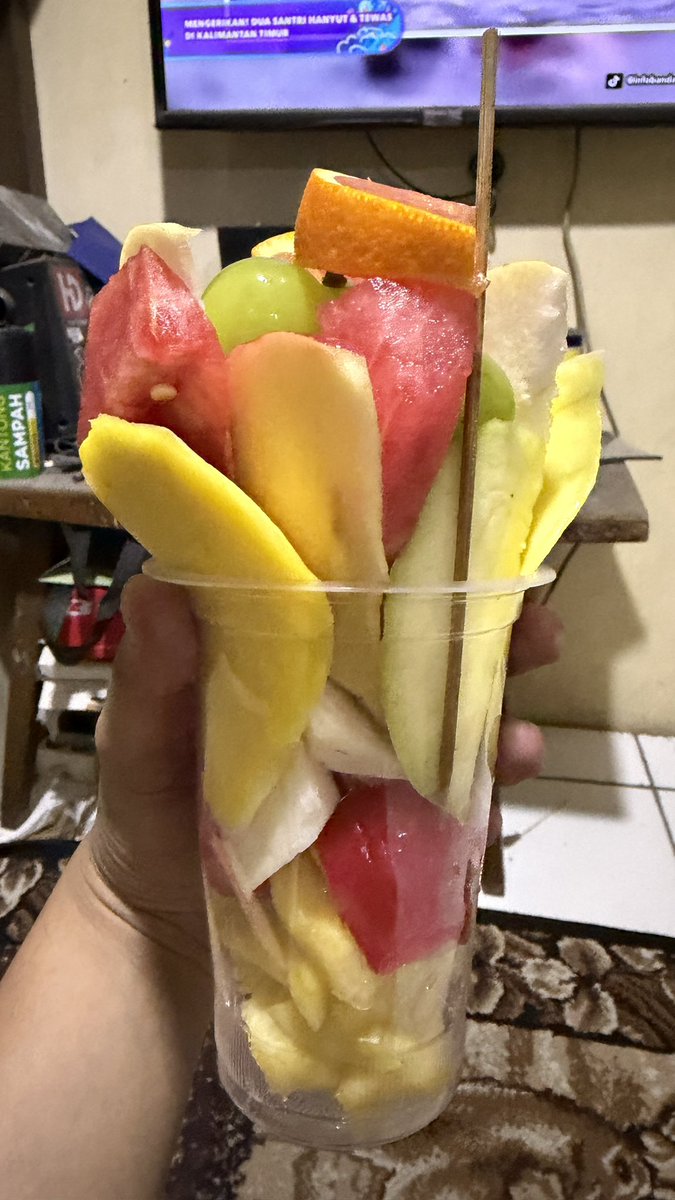 Nyobain rujak sultan viral di lengkong street food, seporsi (mix fruit) 35rb, emang mahal sih tp buah2an nya emang premium sih beda sama rujak buah potong yg biasanya, cuma kurang ga ada buah kiwinya aja ini mah