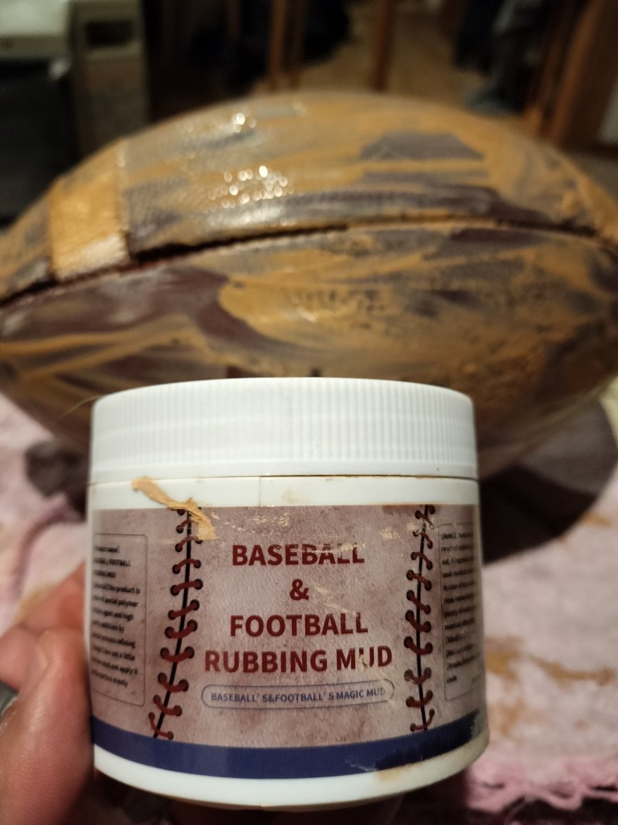 football_swamp's tweet photo. 革ボールを柔らかく馴染ませることをBreak in a ball というらしい…
泥を塗ることをMudding a ballというらしい… https://t.co/4sW6rNxank