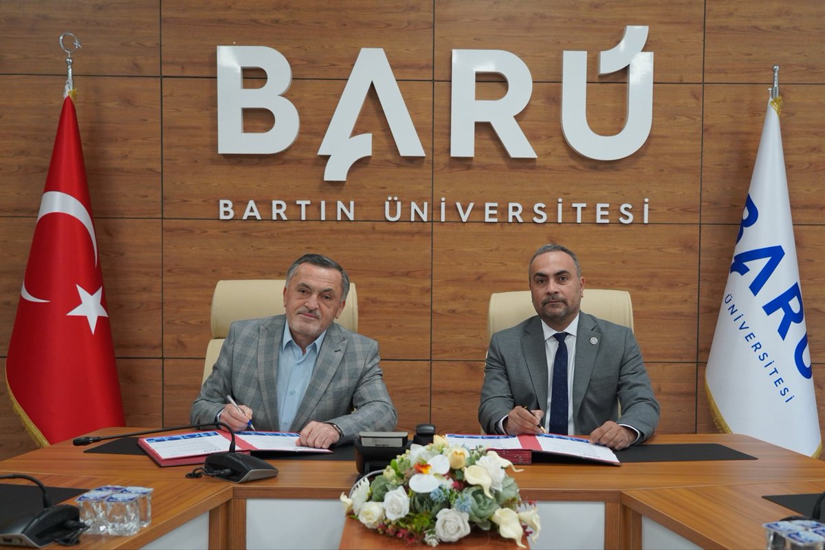 profdraakkaya's tweet photo. ÖNDER İmam Hatipliler Derneği ile üniversitemiz arasında imzalanan iş birliği protokolü kapsamında, dernek başkanı sayın Şahidi Kuşcu’yu üniversitemizde ağırlamaktan memnuniyet duydum.

Gerçekleştirilen protokol ile gençlerin akademik, sosyal ve kültürel gelişimlerine katkı sunacak ortak çalışmalar yürütmeyi, değer odaklı eğitim anlayışını destekleyen projeler geliştirmeyi hedefliyoruz.

Nazik ziyaretleri, iş birliği yaklaşımları ve katkıları için sayın Şahidi Kuşcu’ya ve ÖNDER İmam Hatipliler Derneği’ne teşekkür eder, imzalanan protokolün üniversitemiz ve gençlerimiz adına hayırlı olmasını temenni ederim.