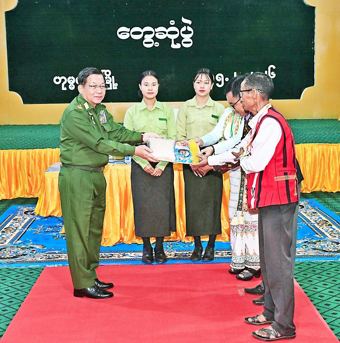 nla0044's tweet photo. Acting President of the Republic of the Union of #Myanmar, Chairman of State Security and Peace Commission, Senior General Min Aung Hlaing met departmental officials and local elders from #Homalin, #Sagaing Region at the town hall, and discussed regional development. https://t.co/7kqXMHigXG
