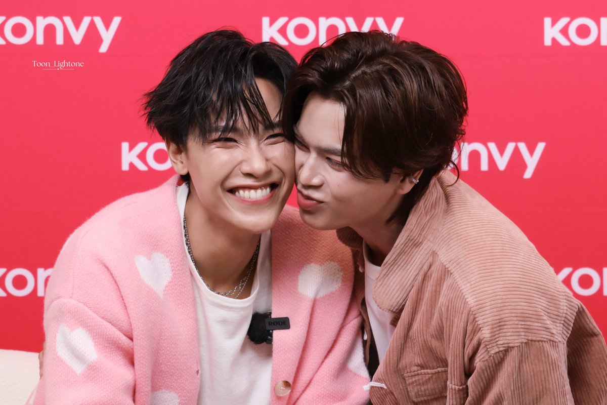 จุ่มแก้มพรีเมี่ยมที่เริ่มโดยน้องม้าค
มีคนเขินจริงงงงง ❤️😂

KONVY LIVE X JUNIORMARK

#KonvyliveXJuniorMark
#junniorrs #markjrtn #JuniorMark