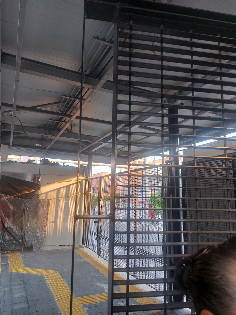 aparmen_'s tweet photo. Oyep @MetrobusCDMX  en tu estación rojo gomez, lleva cerrada esta reja más de 3 meses. Al inicio, por remodelación. Las filas en la mañana son muy extensas para abordar, deberían considerar abrirla de nuevo para tener más espacio y por seguridad de las usuarias. https://t.co/le53d1dGhb