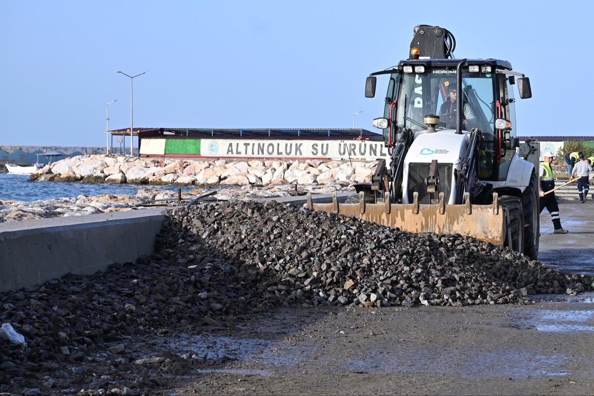 Lodosun ardından özellikle Edremit, Ayvalık ve Burhaniye kıyılarımızda oluşan olumsuzluklara karşı ekiplerimiz çalışmalarını aralıksız sürdürüyor.

Denizden kıyıya vuran atıklar ve biriken yosunlar, ekiplerimizin yoğun ve titiz çalışmasıyla temizleniyor.

Dün gece başlayan ve