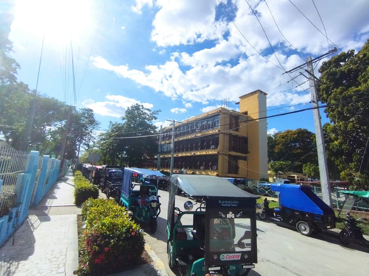 No lo van a impedir los generales,
Ni adorables doncellas pervertidas,
Ni apelables procesos judiciales,
Ni perros, ni cometas, ni suicidas...
No lo van a impedir las soledades
A pesar del otoño creceremos,
Creceremos.

#CubaEstáFirme
#ProvinciaGranma