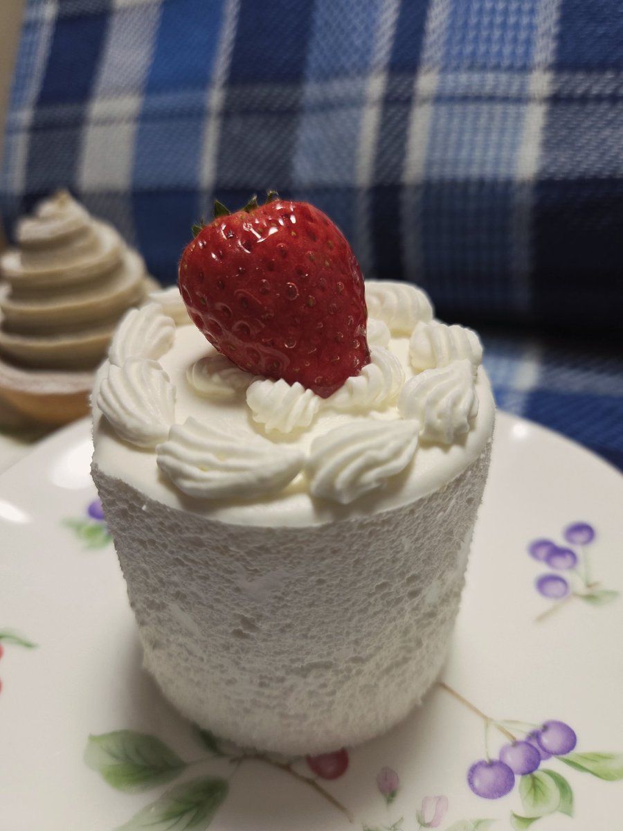 お誕生日パーティーのご馳走。美味しいお刺身(本鮪最高！)とショートケーキとモンブラン！美味しいのばかり。