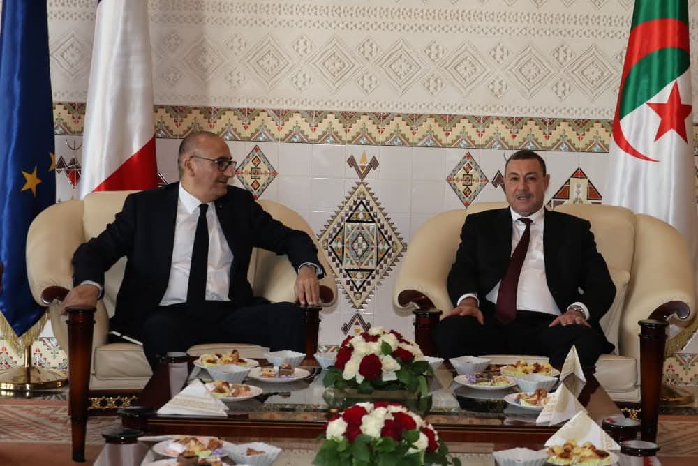 🚨Le ministre de l'intérieur français, #Laurent_Nunez, arrive à #Alger.
📌Il a été accueilli a son arrivée par le ministre de l'Intérieur, des Collectivités locales et du Transport, #Saïd_Sayoud 
........
#algerie #news  #France #هام #الجزائر #فرنسا