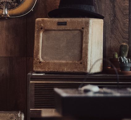 These good old guitar amplifiers! They don’t just look great — they also guarantee a warm sound. And that’s exactly what you’ll find on the Alpenstock album.

Here’s where you can get the album: 
cede.ch/de/music/?view… 

#progrock #psychedelic #album