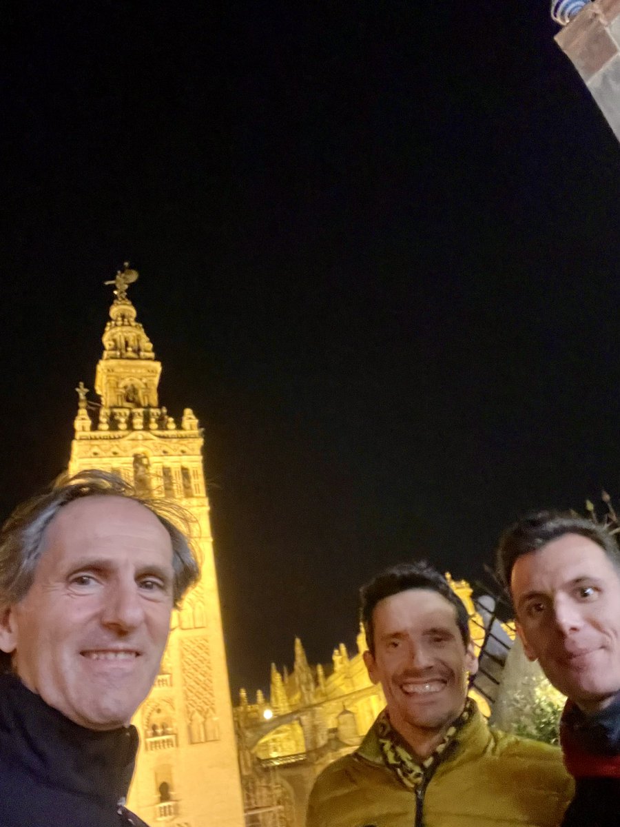 🏃‍♂️ Maratón de Sevilla.
Finisher. Y esta vez significa mucho más que un tiempo (3:40)
Hace unas semanas no sabía ni siquiera si podría tomar la salida. El isquio me ha tenido en duda hasta el último momento. Enhorabuena también a mis amigos. Hemos terminado todos. 
#MaratónSevilla