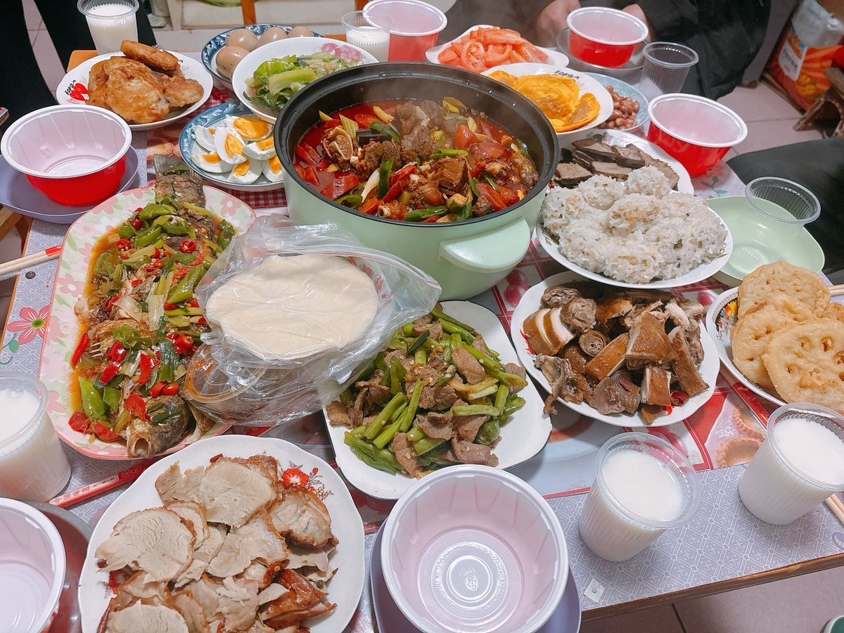 Rouruanly's tweet photo. Happy Chinese New Year! This is the Chinese New Year's Eve dinner. https://t.co/ghyKiJzH4W