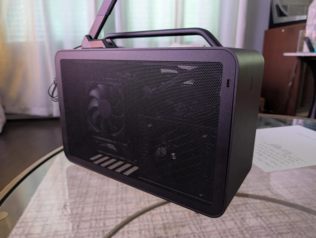 The ultimate portable SFF build by u/DjTechBeatz featuring our SAPPHIRE PULSE AMD Radeon RX 9070 in a COOJ SF3 8.9L case!
.
.
#RX9070 #SFF #gamingsetup #SAPPHIREnation #AMD #Radeon #gamingcommunity
