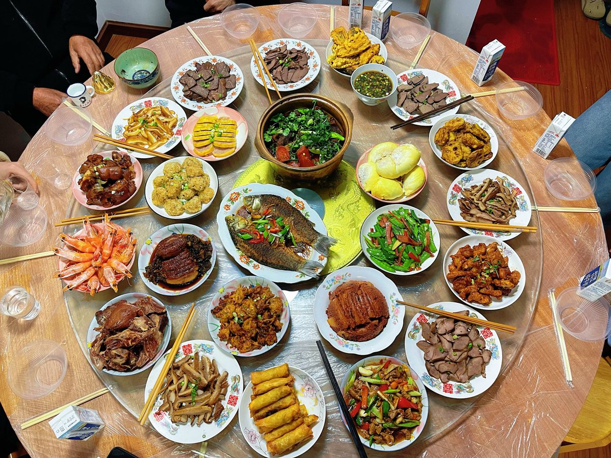 Rouruanly's tweet photo. Happy Chinese New Year! This is the Chinese New Year's Eve dinner. https://t.co/ghyKiJzH4W