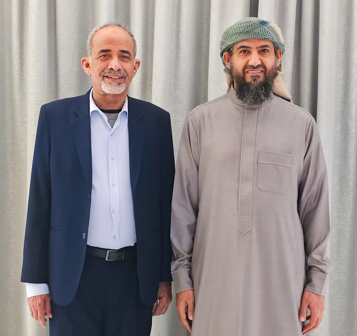 RASEKH1994's tweet photo. عيدروس الزبيدي  ليس القضية الجنوبية هو شخص حمل مشروع القضية وقدم الكثير لها ولكنه لم ينجح فيها برغم الإمكانيات الكبيرة التي توفرت ، وحان الوقت لتسليم الراية إلى شخصيات اخرى قائمة على التشاور والمصلحة العليا للبلاد والعباد وليس على الشمولية والرأي الواحد 

ومصلحة البلد تعني الاستقرار السياسي والعسكري والاقتصادي وبناء مؤسسات الدولة وبناء البنية التحتية للبلد وتوفير جميع الخدمات للمواطنين ومنحهم العيش بكرامة وفي أمن وأمان 

#الجنوب_يتنفس_الصعداء