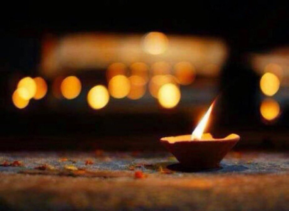 إذا صلح العقل ..

استقام التفكير وهدأت الفوضى في الروح

وإذا استقام التفكير  ..

اختار القلب ما يليق به… فطاب واطمأن

فالعقل نور يهدي الطريق

والقلب بستانٌ لا يزهر إلا على 

ضوء ذلك النور ..

إذا صلح العقل طاب القلب

وإذا طاب القلب صلحت الحياة ..

🍂🪴🍁🌾