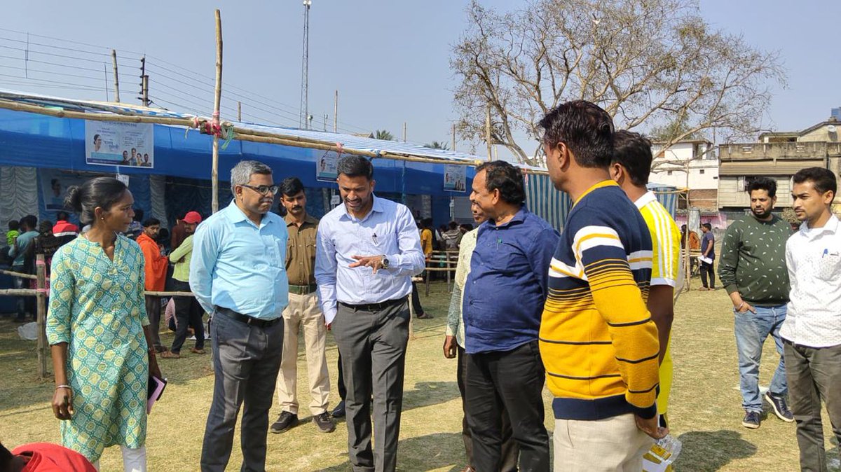 পশ্চিম বর্ধমান জেলার মাননীয় জেলা শাসক আজ বারাবনি ব্লকে স্বনির্ভর বাংলা শিবিরের কাজ  উপস্থিত থেকে প্রত্যক্ষ করেন।  #EgiyeBangla